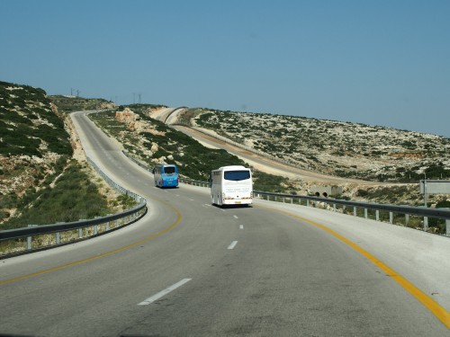 A droite des autobus JCall, la ligne de sécurité entre Israël et les Territoires palestiniens 