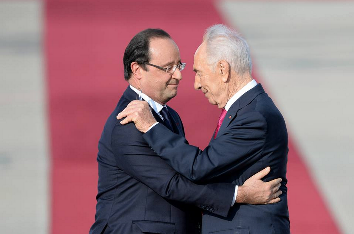 Hollande et Pérès - embrassade